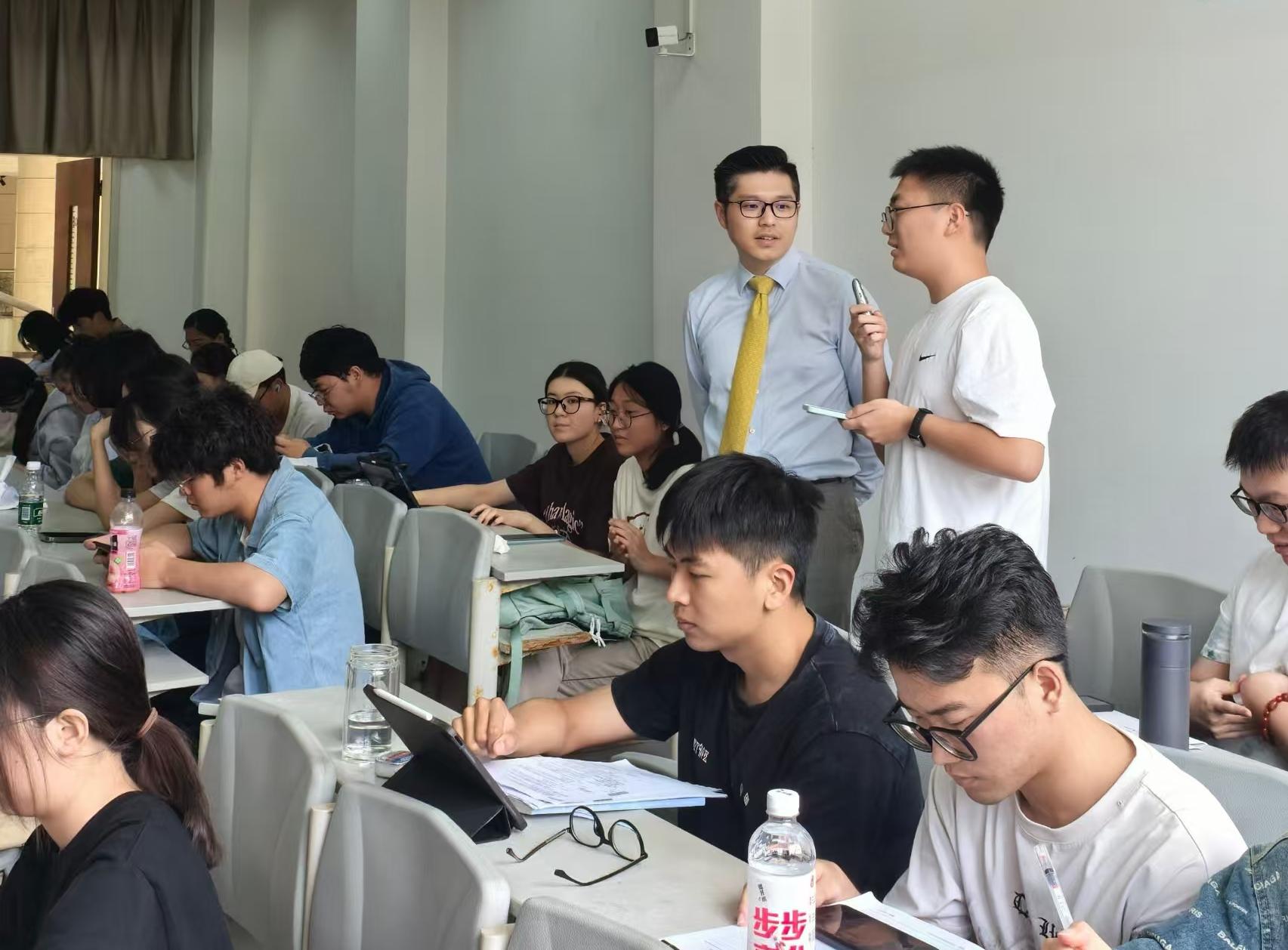 顾律师应邀为上海政法学院授课《股权律师的4+1》